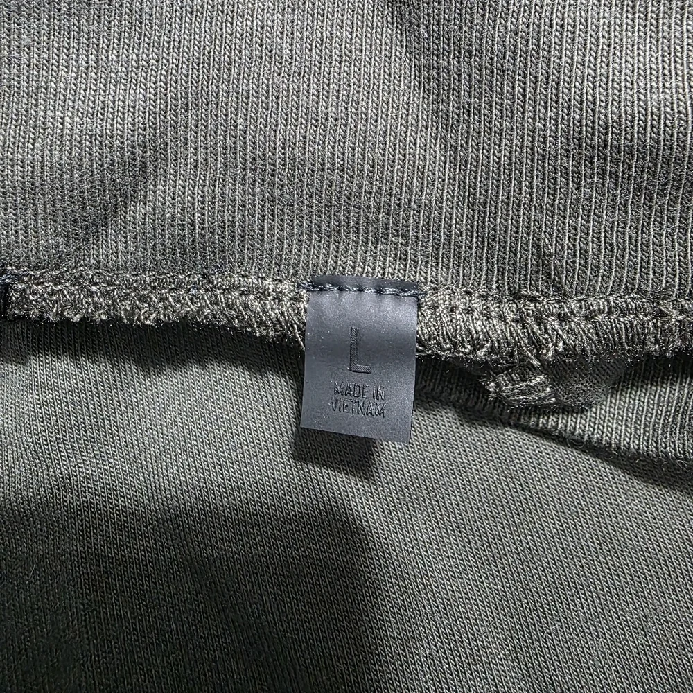 NWT FEAR OF GOD ESSENTIALS V-Neck T-shirt Ink Sz L - Picture 7 of 11